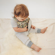 Load image into Gallery viewer, Hunter Silicone Bib